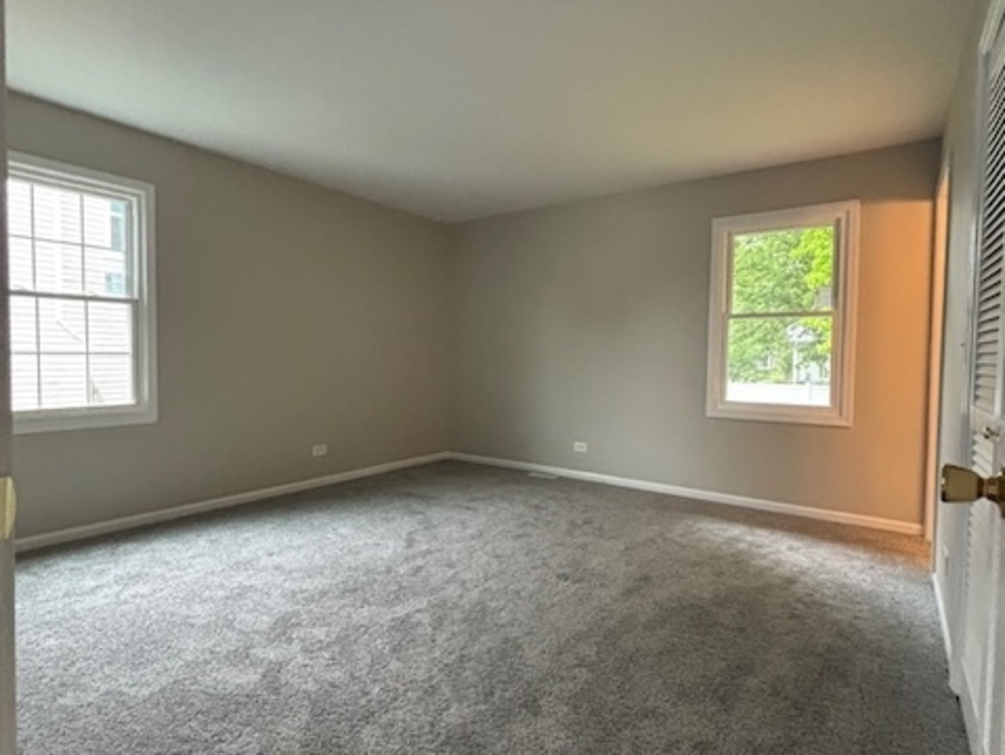 654 Longview Drive Antioch, IL 60002 - Photo 13 of 22 an empty room with windows