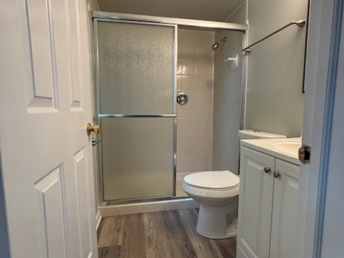 654 Longview Drive Antioch, IL 60002 - Photo 17 of 22 a bathroom with a sink toilet and shower