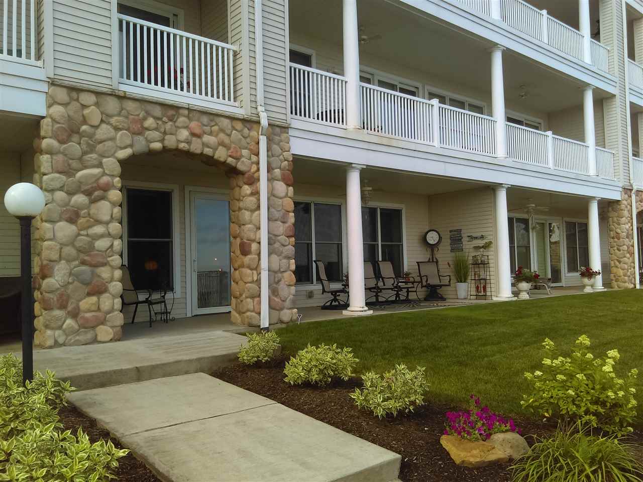 9042 East Hatchery Road, Unit 2 Syracuse, IN 46567 - Photo 9 of 13 Gallery Image 9