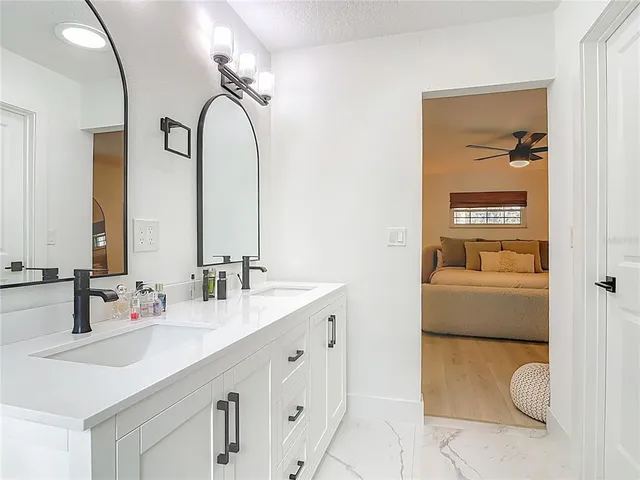a en suite bathroom with a double vanity sink and a mirror