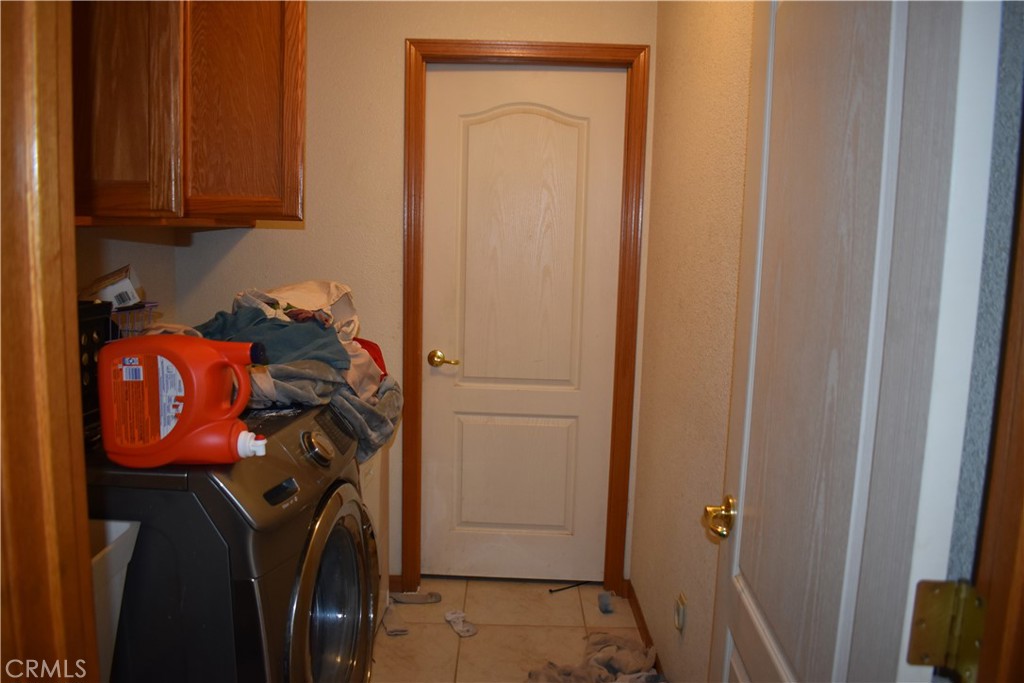 19485 Kinai Road Apple Valley, CA 92307 - Photo 6 of 12 a view of walk in closet