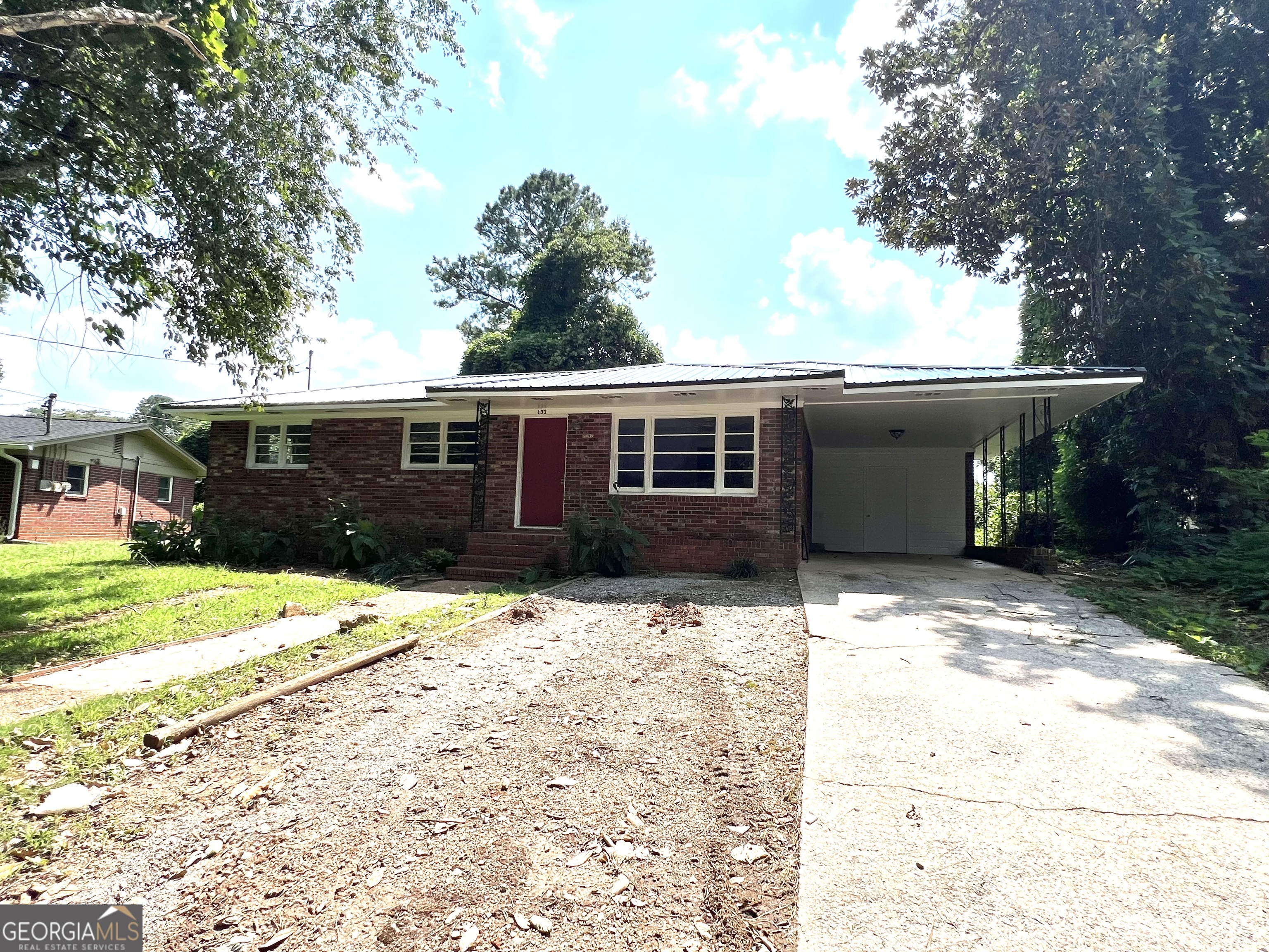 a view of a house with a yard