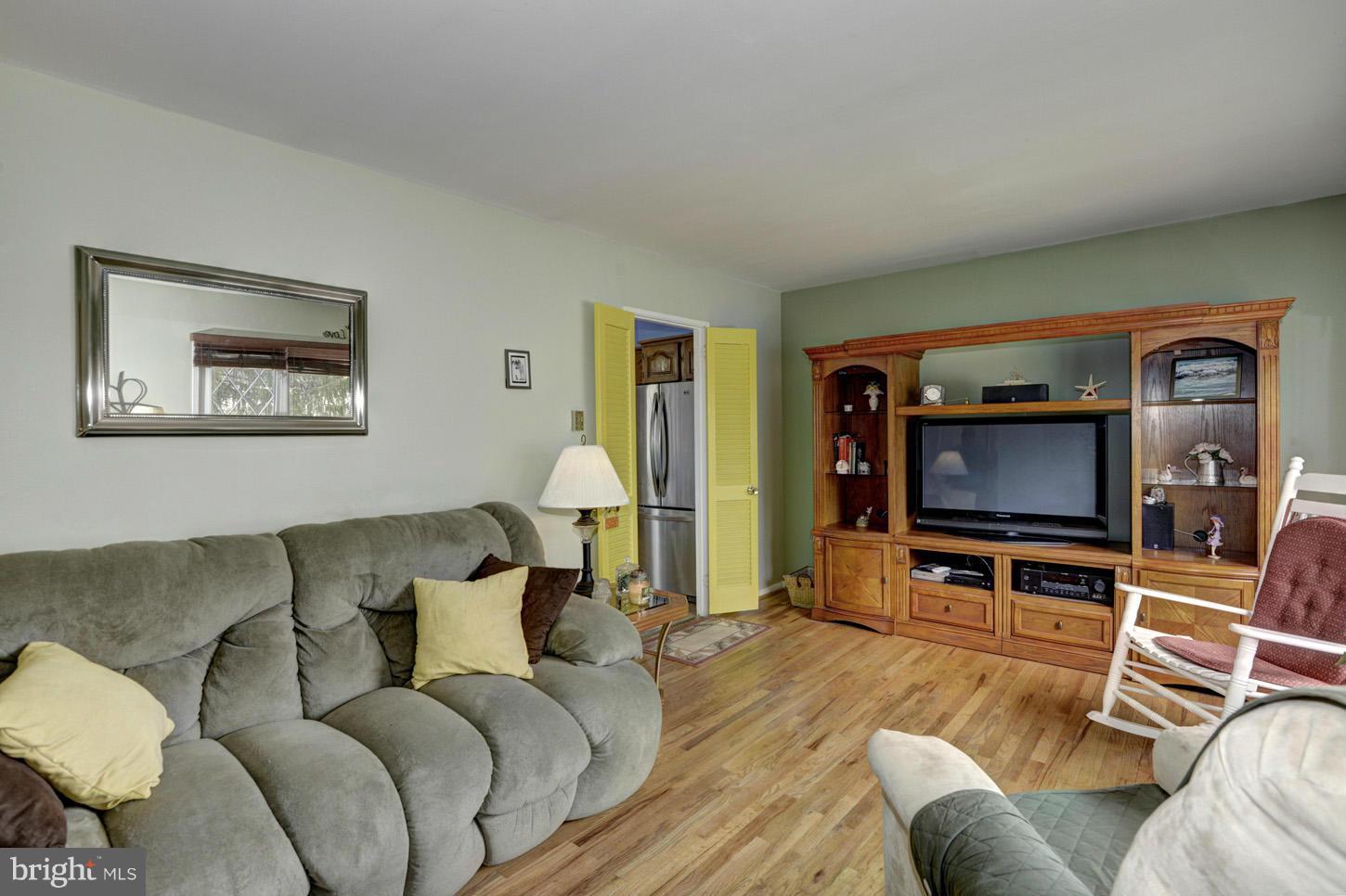 102 Oakmere Road Owings Mills, MD 21117 - Photo 2 of 17 Living Room