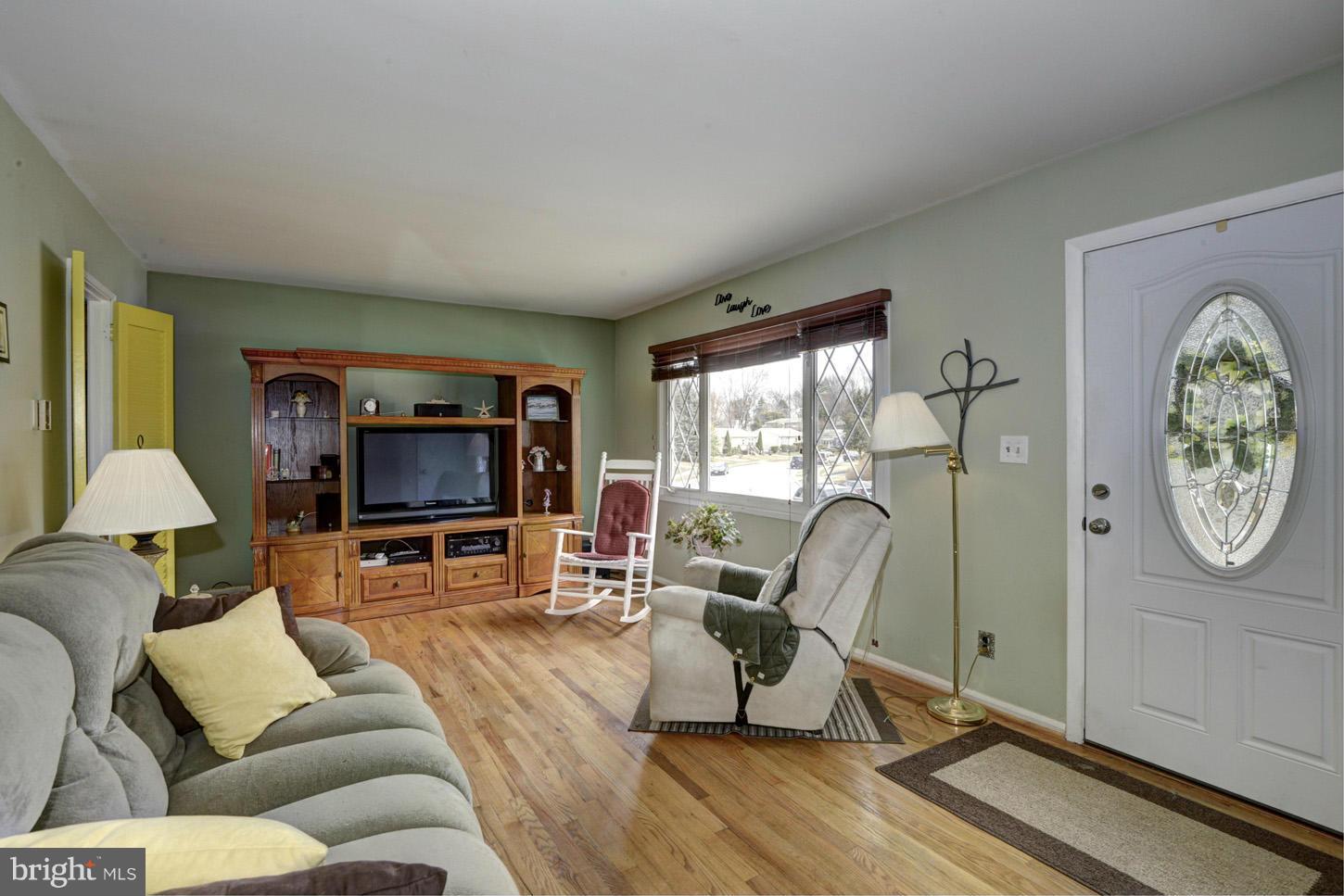 102 Oakmere Road Owings Mills, MD 21117 - Photo 3 of 17 Living Room