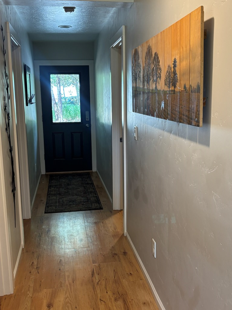 32 Shay Road Cascade, ID 83611 - Photo 19 of 40 Hallway - wall decor stays