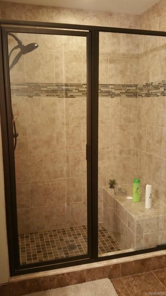 3963 Samuel Avenue Rochester, MI 48309 - Photo 20 of 54 Beautifully Tiled Bathroom