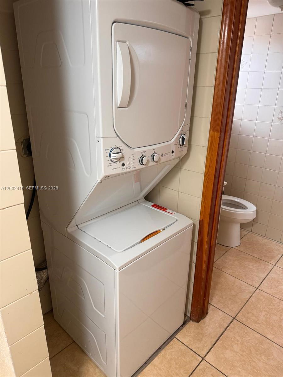 180 Royal Palm Road, Unit 216 Hialeah Gardens, FL 33016 - Photo 14 of 20 a utility room with dryer and washer