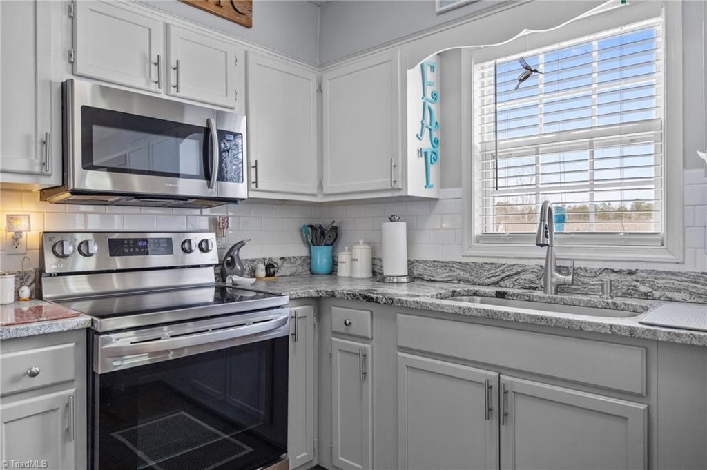 3913 Colony Ridge Court Jamestown, NC 27282 - Photo 11 of 43 Kitchen
