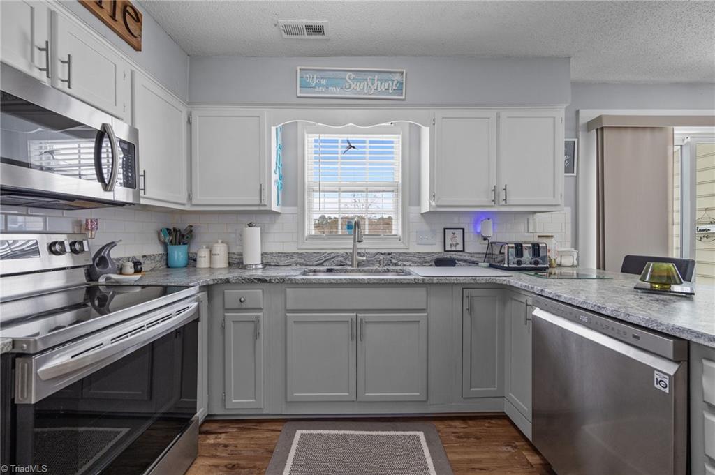 3913 Colony Ridge Court Jamestown, NC 27282 - Photo 10 of 43 Kitchen