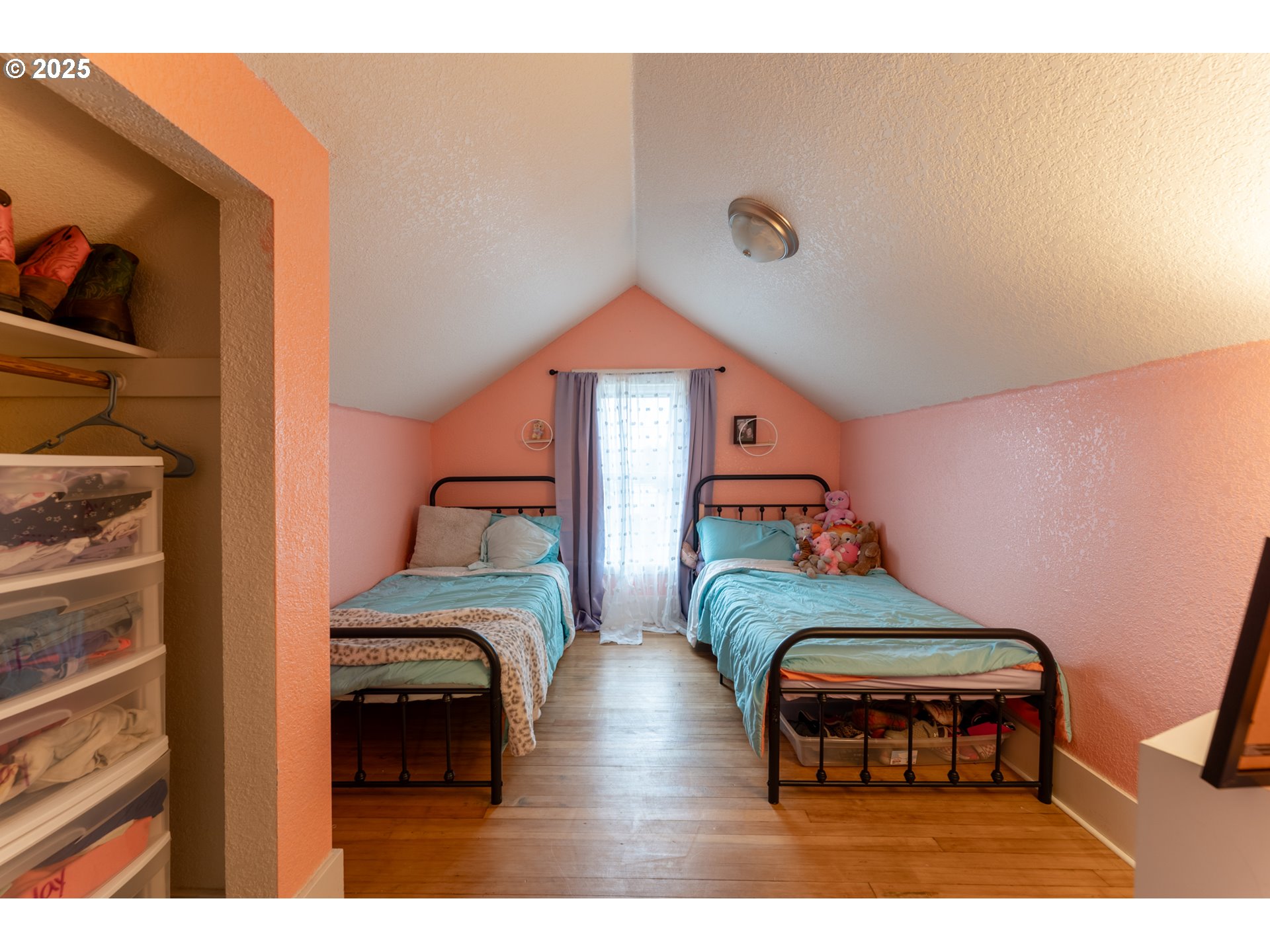 607 Getchell Avenue Amity, OR 97101 - Photo 21 of 33 a bedroom with furniture and a bed