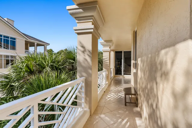 a view of a yard with an tree