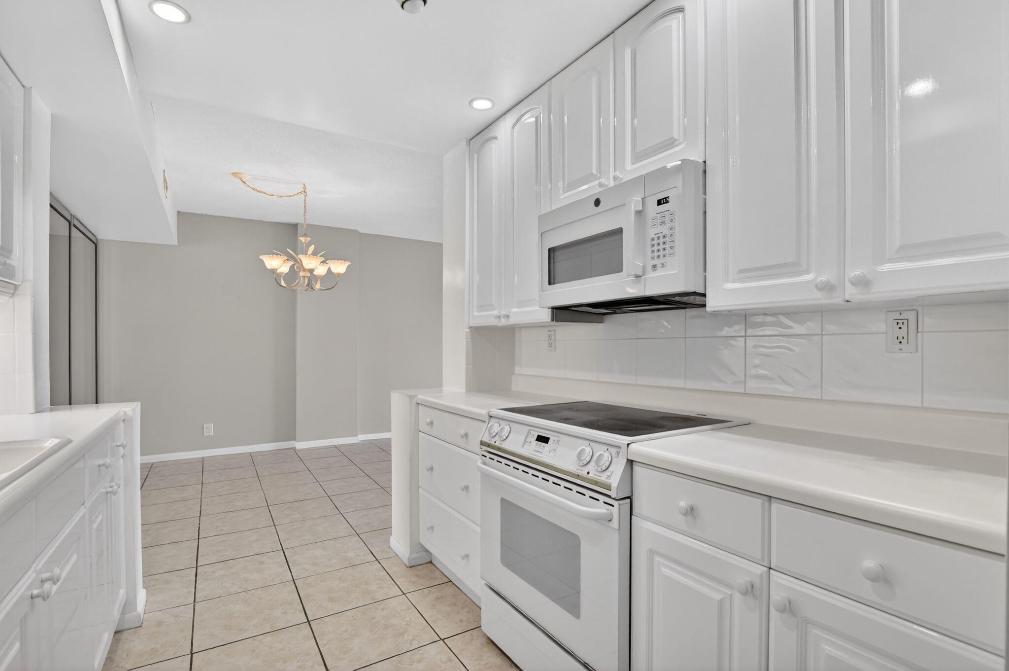 250 Northeast 20th Street, Unit 5220 Boca Raton, FL 33431 - Photo 5 of 40 a kitchen with cabinets and appliances
