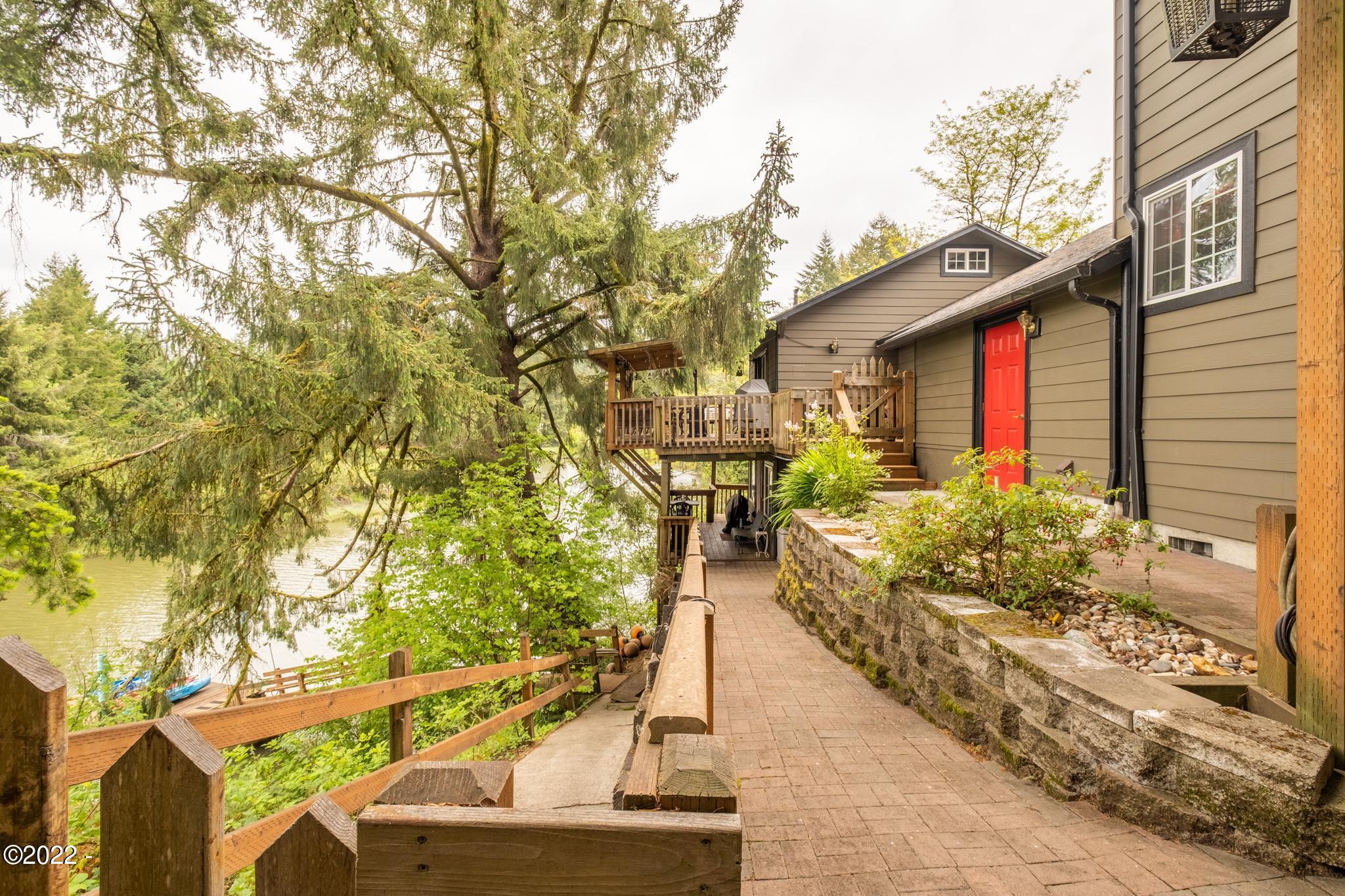 1134 Southeast River Road Toledo, OR 97391 - Photo 65 of 87 Pathway to the lower level dock