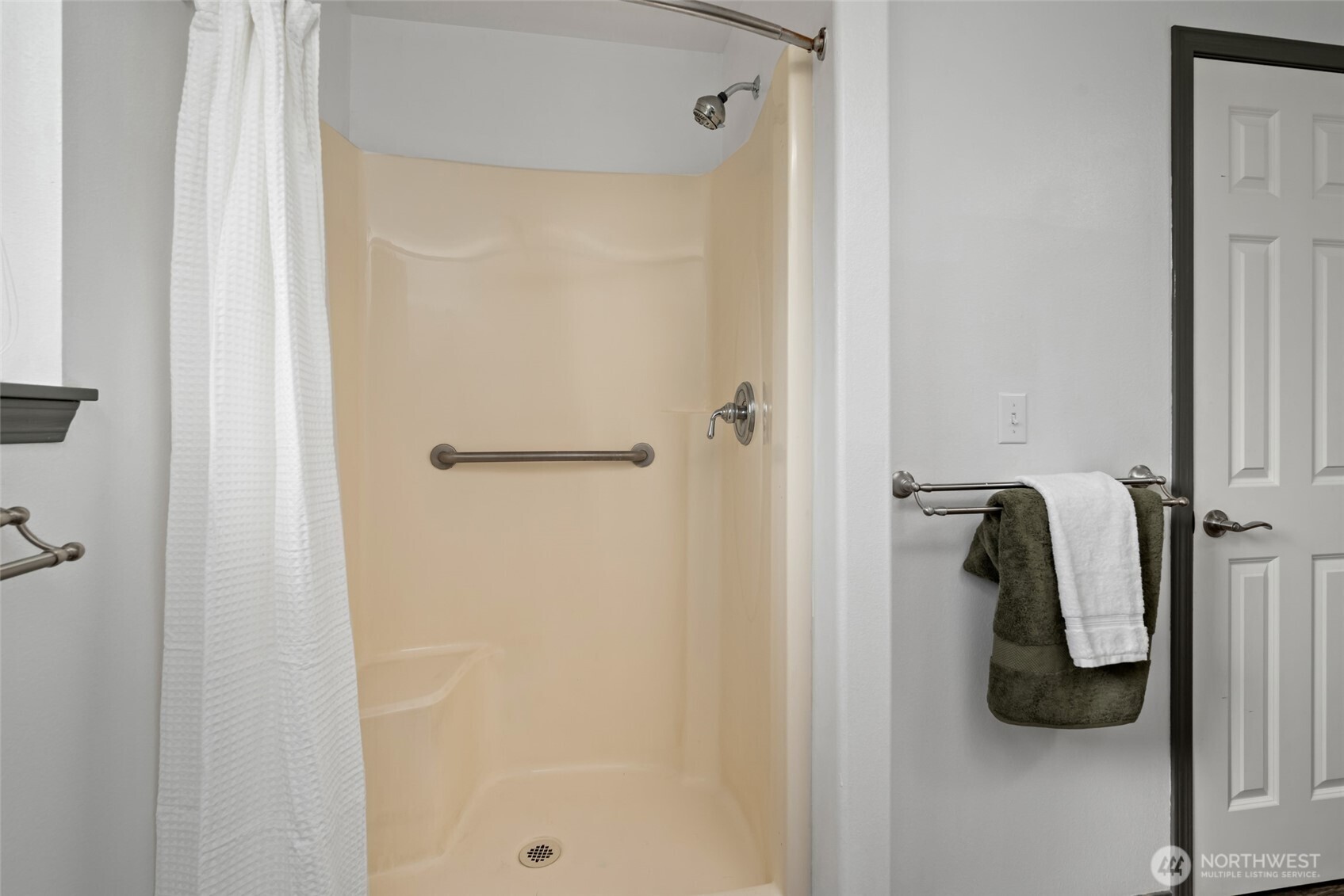 2060 Southwest 16th Avenue Oak Harbor, WA 98277 - Photo 18 of 40 a bathroom with a shower