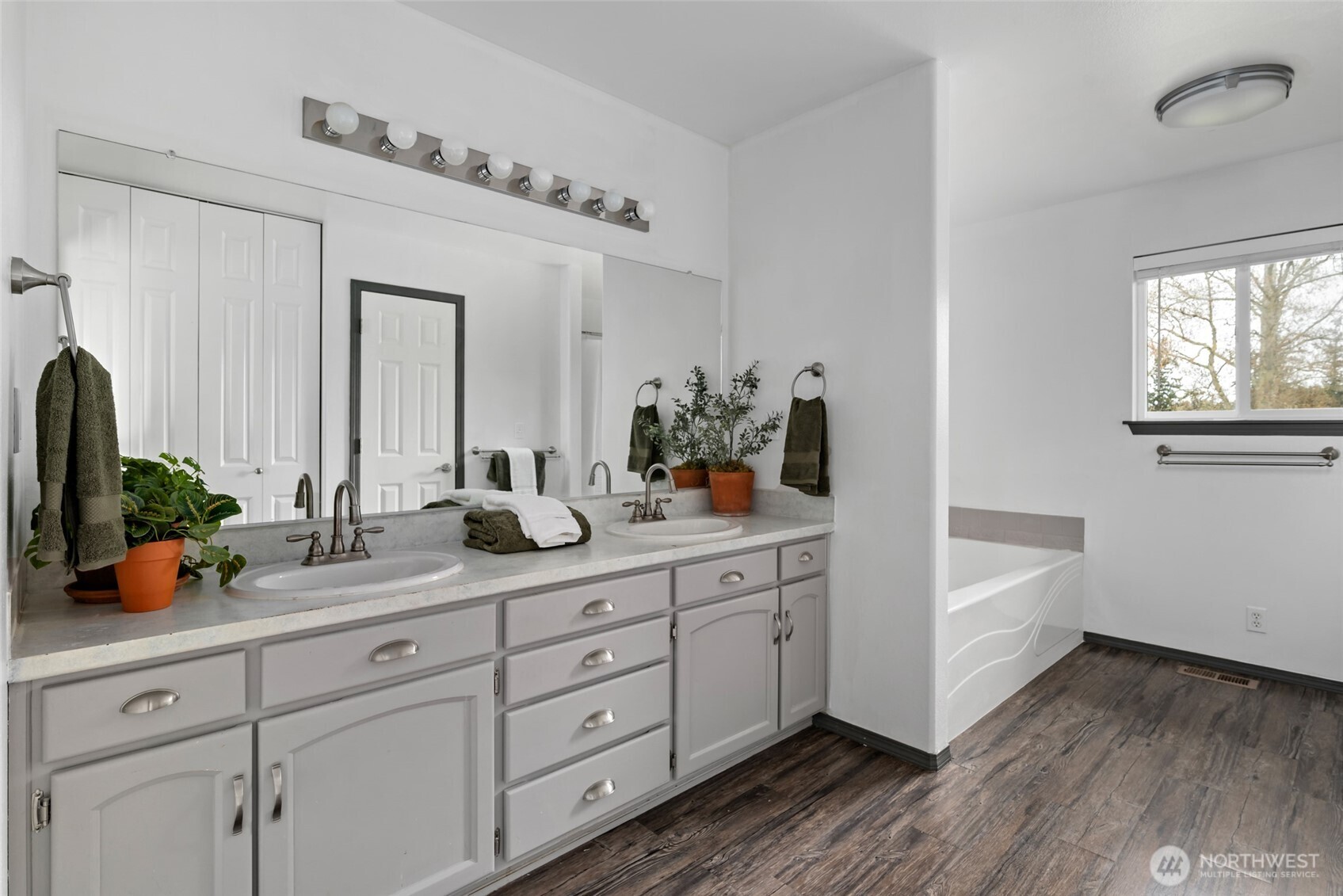 2060 Southwest 16th Avenue Oak Harbor, WA 98277 - Photo 20 of 40 a spacious en suite bathroom with double sink and a large mirror