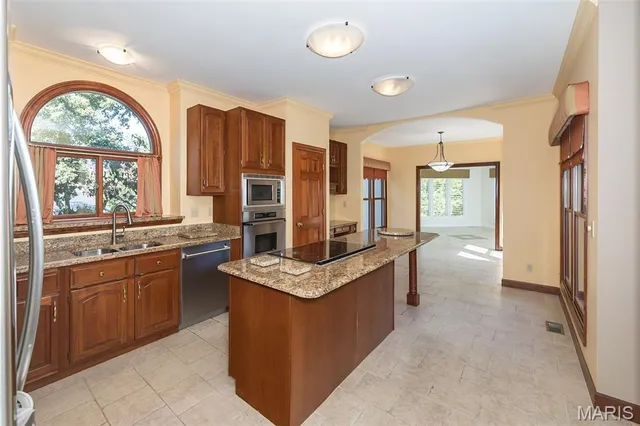 $829,000 | 999 Whitmoor Drive, Weldon Spring, MO 63304