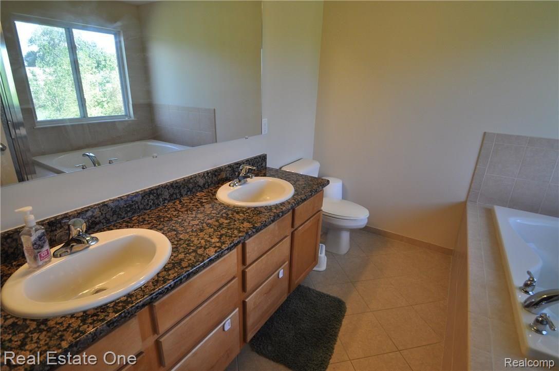 3398 Connors Drive Rochester, MI 48307 - Photo 16 of 43 16.JPG