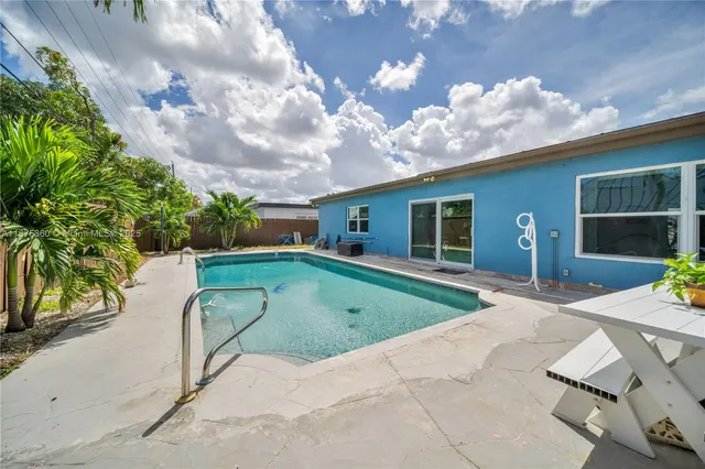 a view of a house with a backyard