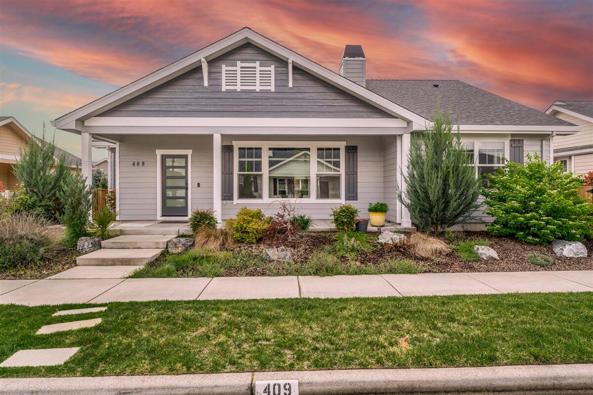 409 Castle Terrace Drive Central Point, OR 97502 - Photo 2 of 33
