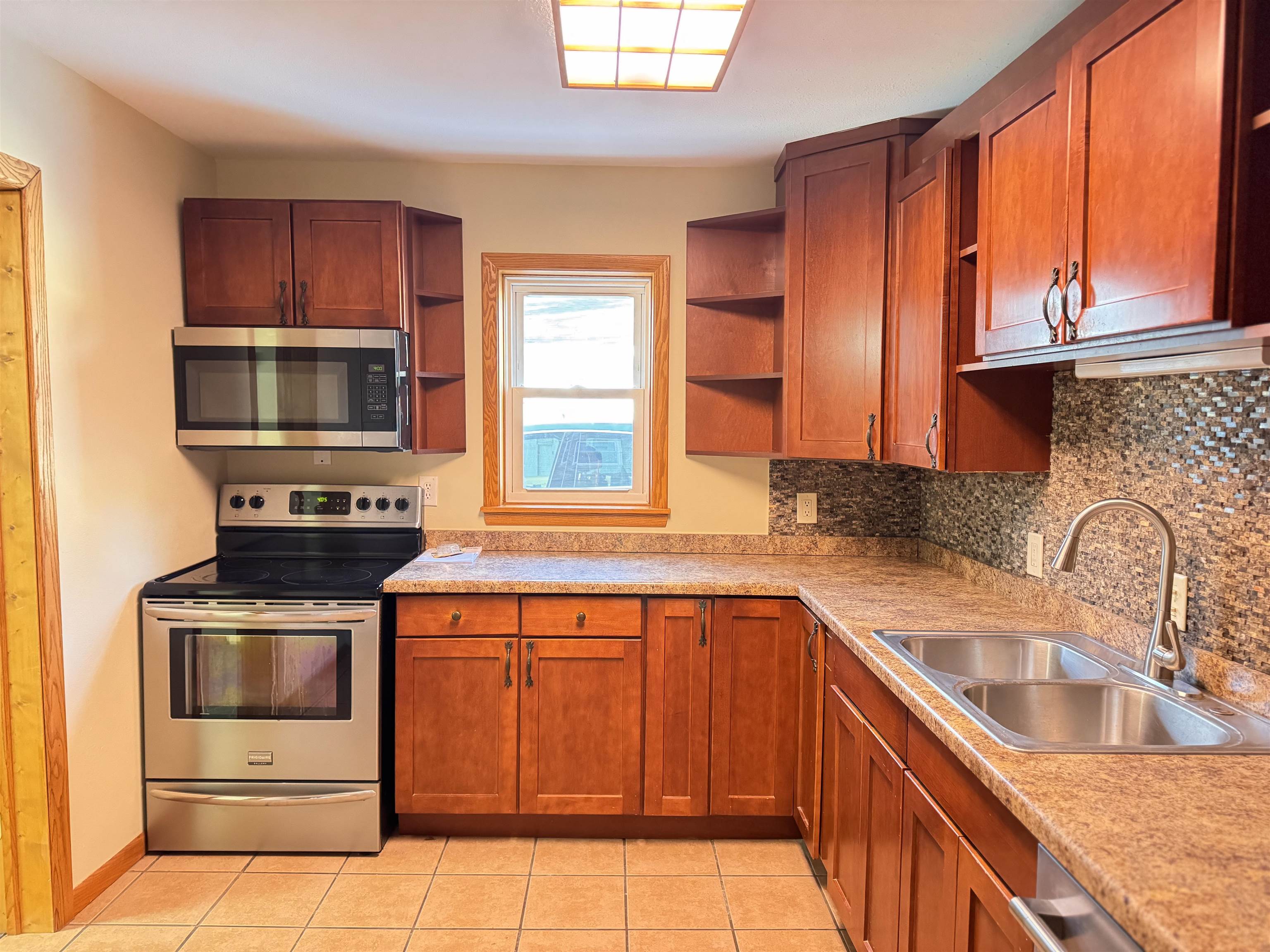 812 South Washington Street Waupaca, WI 54981 - Photo 2 of 26