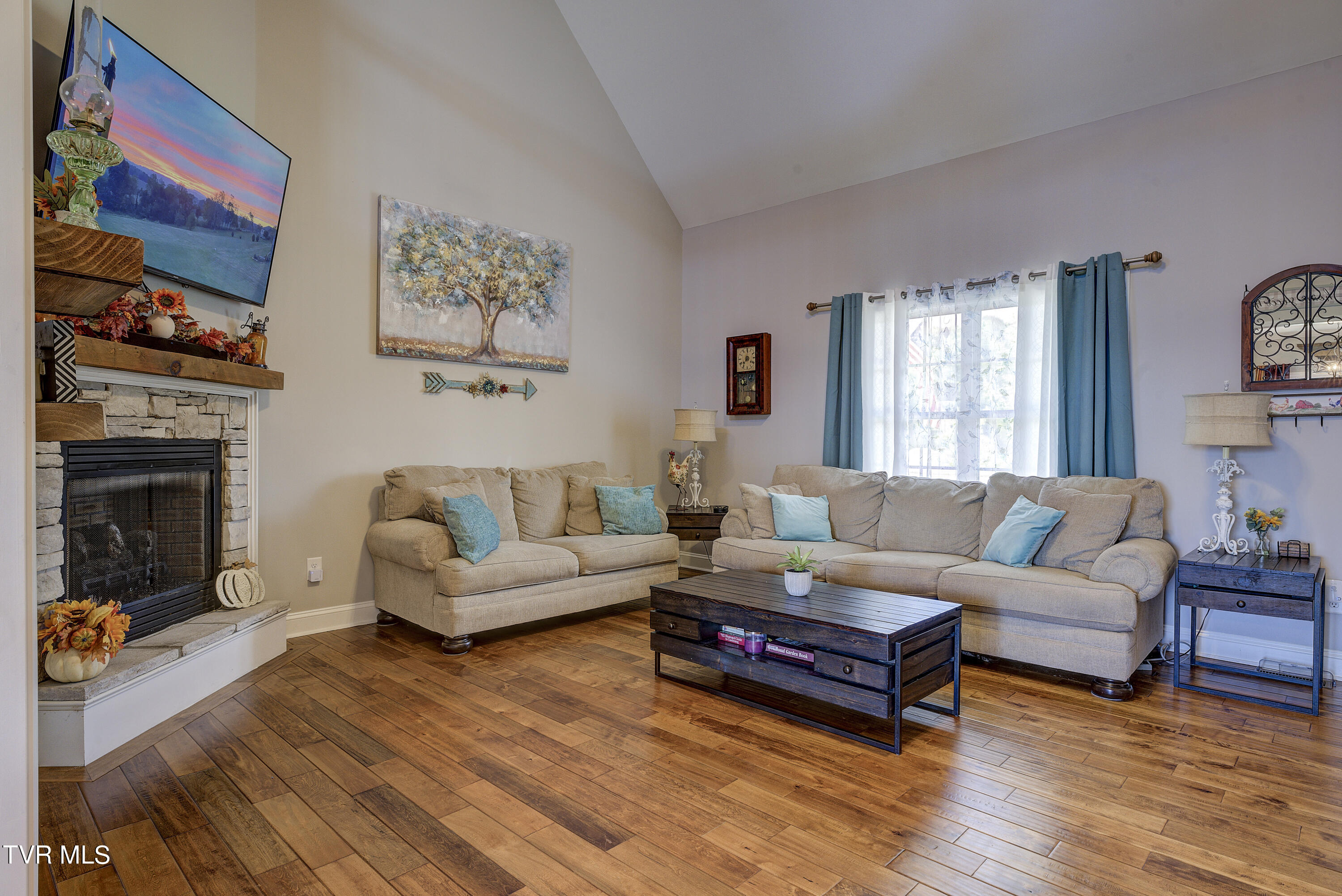 755 Hales Chapel Road Gray, TN 37615 - Photo 7 of 57 Livignroom2