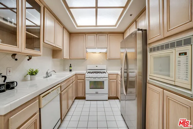 $724,500 | 10824 Bloomfield Street, Unit 208, Toluca Lake, CA 91602