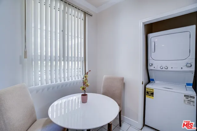 $724,500 | 10824 Bloomfield Street, Unit 208, Toluca Lake, CA 91602