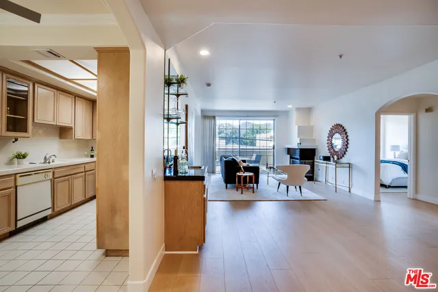 $724,500 | 10824 Bloomfield Street, Unit 208, Toluca Lake, CA 91602