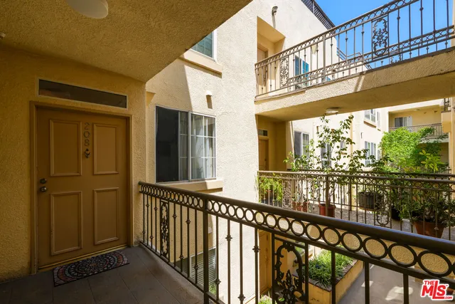 $724,500 | 10824 Bloomfield Street, Unit 208, Toluca Lake, CA 91602