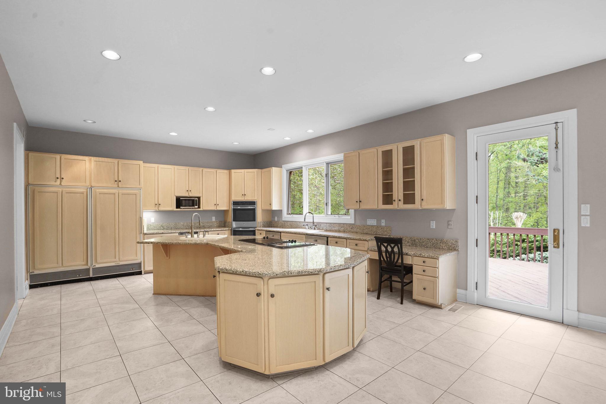 9708 Kendale Road Potomac, MD 20854 - Photo 19 of 47 Large Island