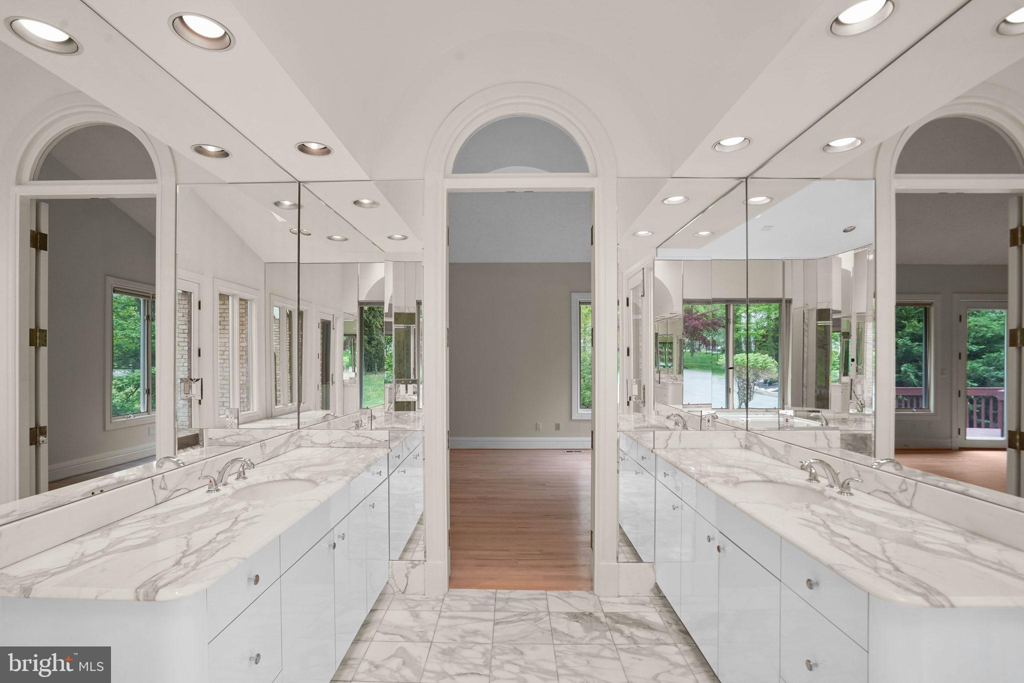 9708 Kendale Road Potomac, MD 20854 - Photo 22 of 47 Primary Bathroom