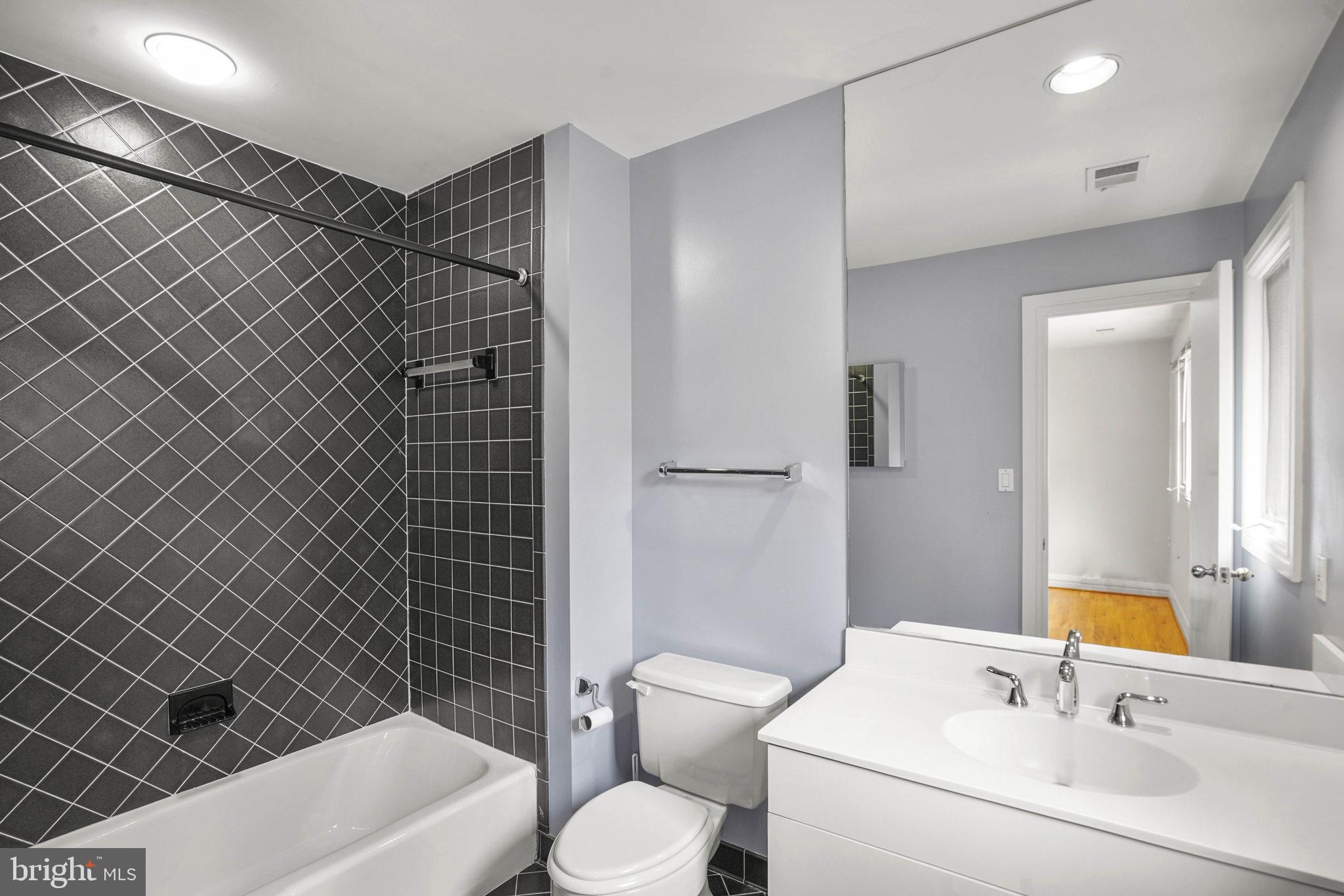 9708 Kendale Road Potomac, MD 20854 - Photo 25 of 47 Secondary Ensuite Bathroom