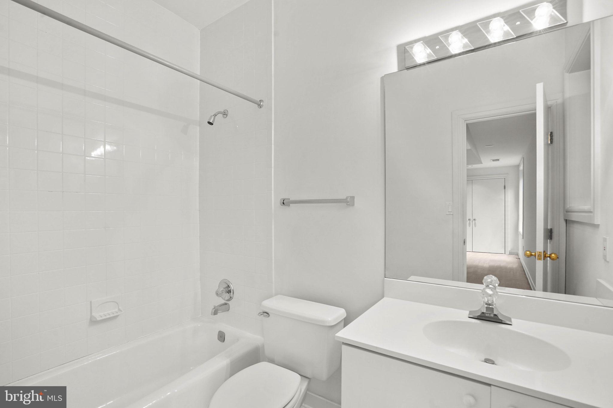 9708 Kendale Road Potomac, MD 20854 - Photo 26 of 47 Secondary Ensuite Bathroom