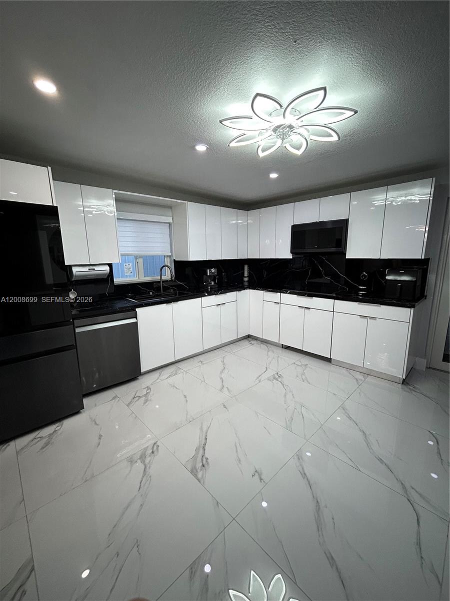 367 West 33rd Street Hialeah, FL 33012 - Photo 6 of 20