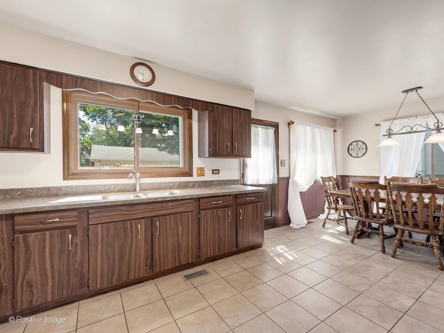 637 North Ellsworth Avenue Addison, IL 60101 - Photo 8 of 26