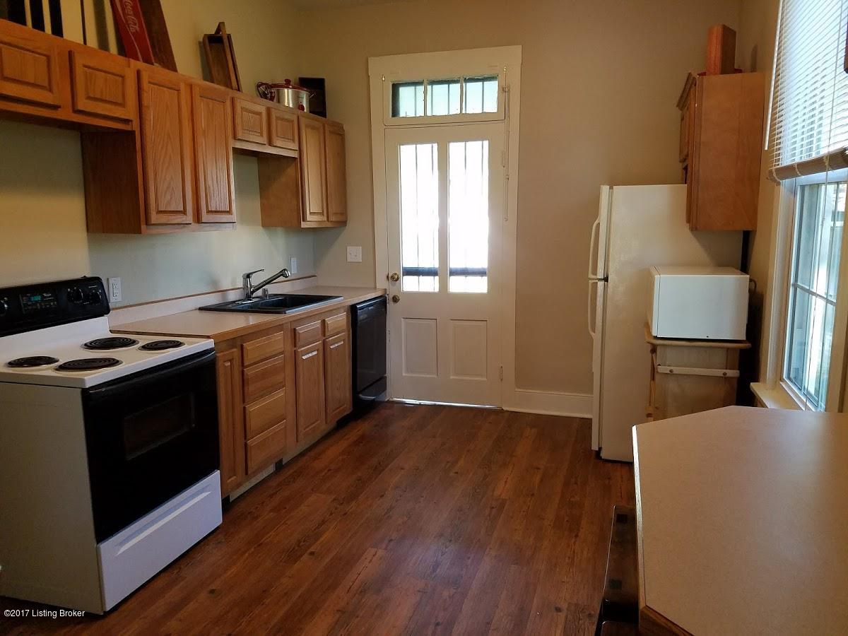 Updated eat-in kitchen