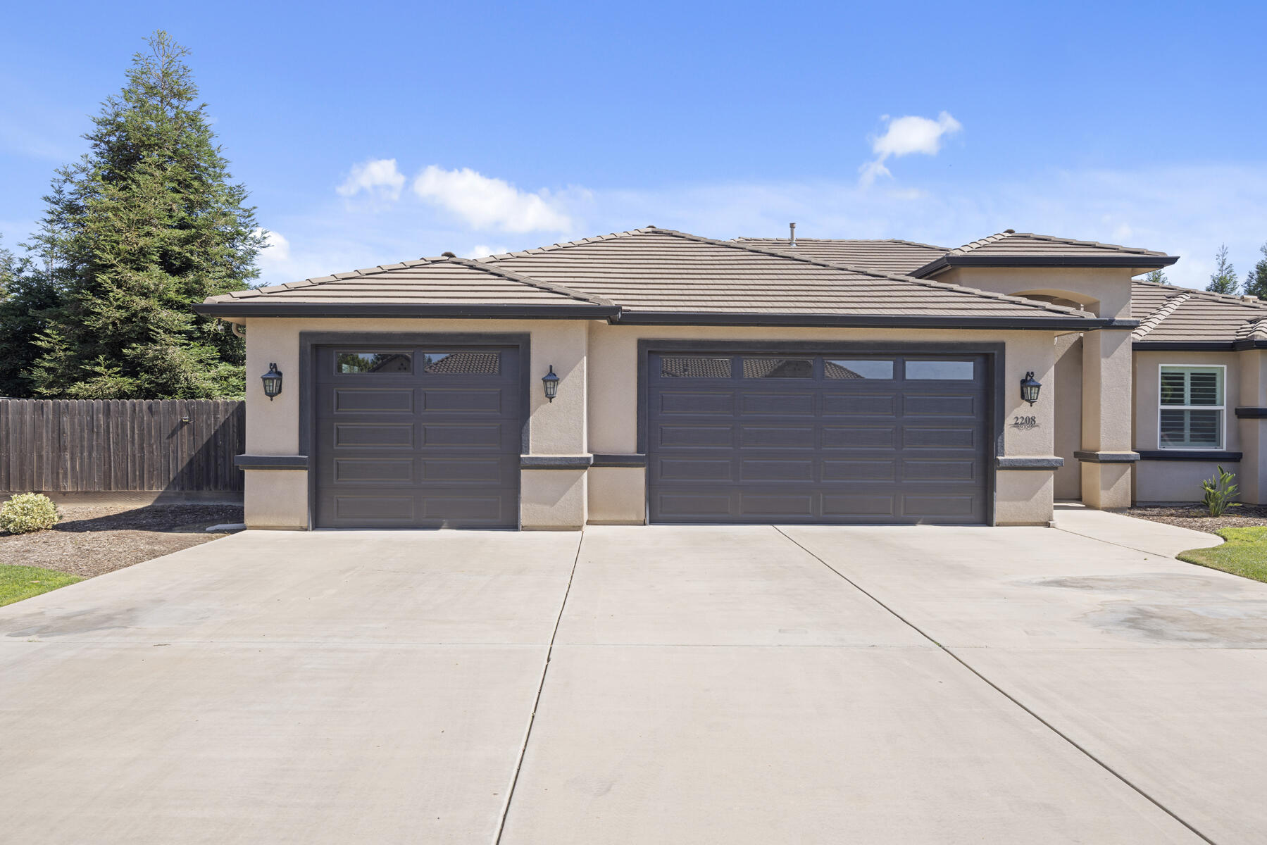 2208 West Benton Court Exeter, CA 93221 - Photo 4 of 84 04 - Garage