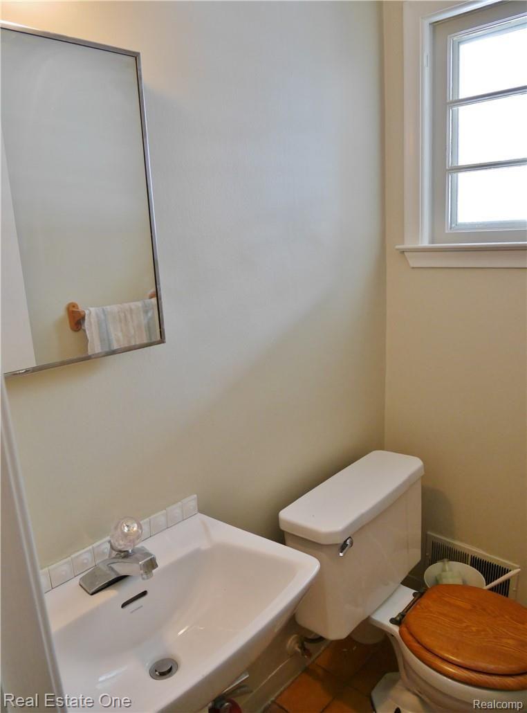 953 South Reading Road Bloomfield Hills, MI 48304 - Photo 6 of 21 powder.JPG