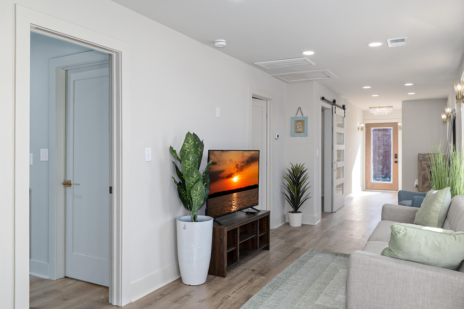 2001 Jackson Street Chattanooga, TN 37404 - Photo 7 of 22 Living room