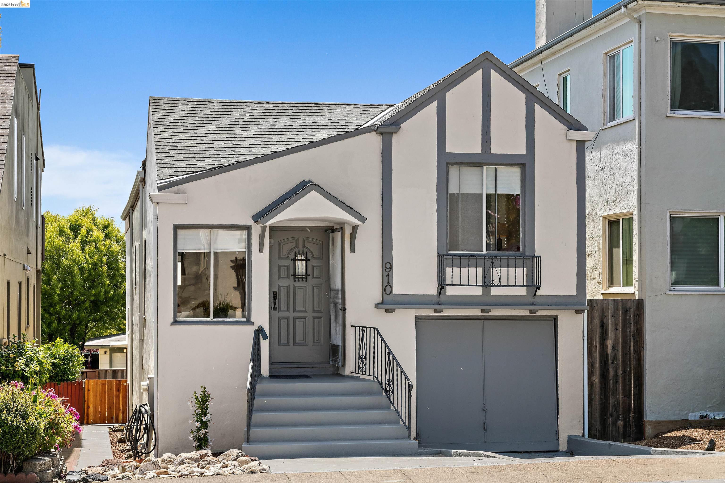 910 Pierce Street Albany, CA 94706 - Photo 33 of 44 a front view of a house with a yard