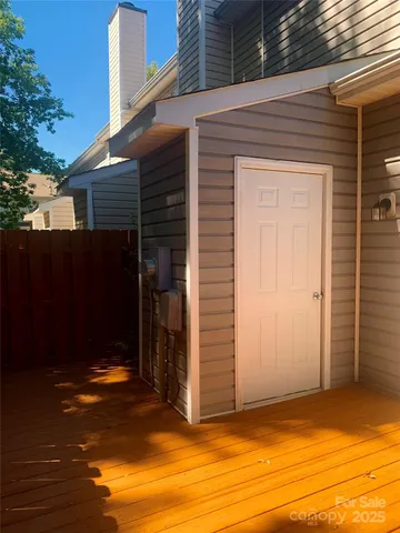 a view of a house with backyard