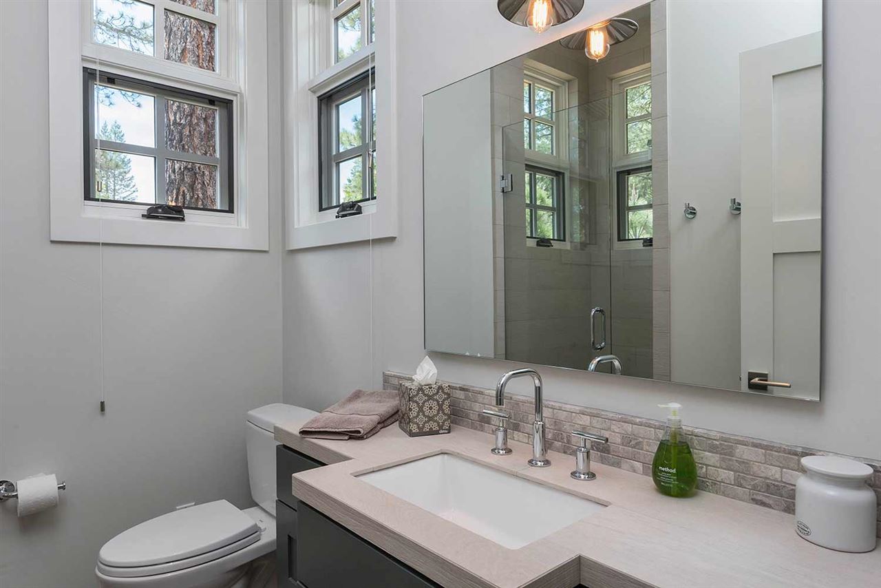 11081 Henness Road Truckee, CA 96161 - Photo 11 of 14 Guest bathroom