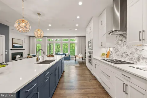a large kitchen with kitchen island a large island in it