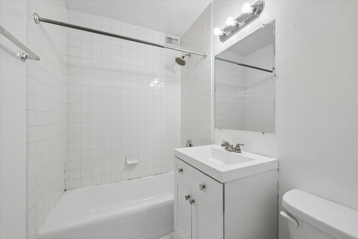 33 East Cedar Street, Unit 7D Chicago, IL 60611 - Photo 12 of 20