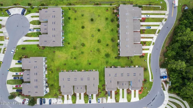 a view of a back yard