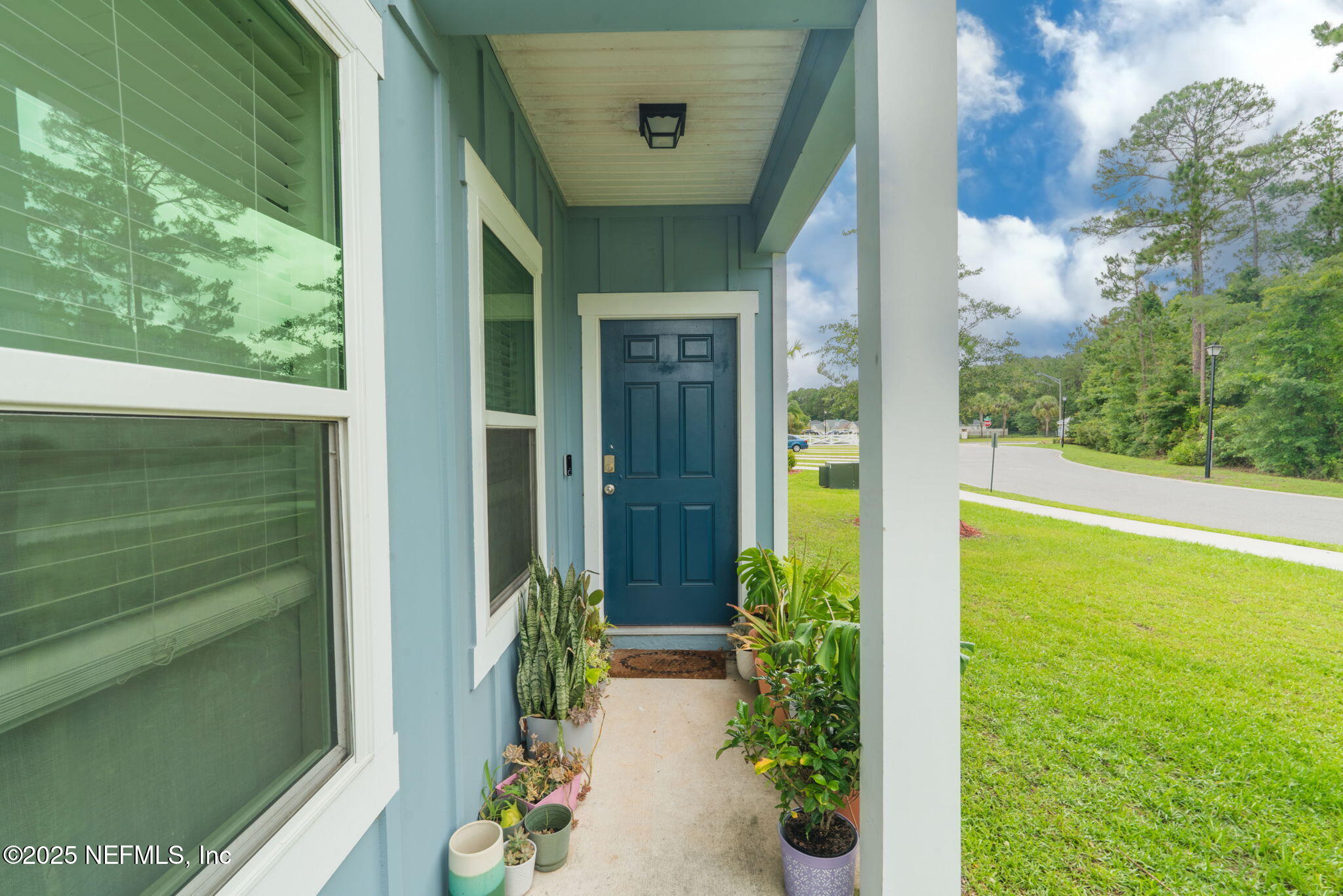 852 Capitol Parkway Jacksonville, FL 32218 - Photo 5 of 42 a front view of a house with a garden