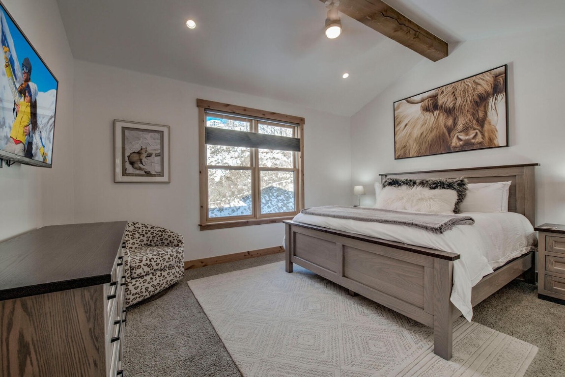 28 Damselfly Loop Silverthorne, CO 80498 - Photo 15 of 45 a spacious bedroom with a bed and a window
