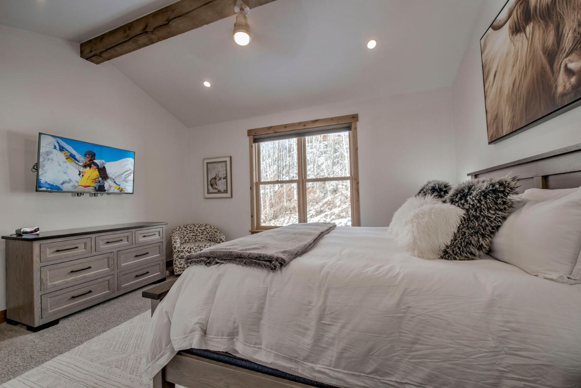 28 Damselfly Loop Silverthorne, CO 80498 - Photo 16 of 45 a bedroom with a bed and painting on the wall