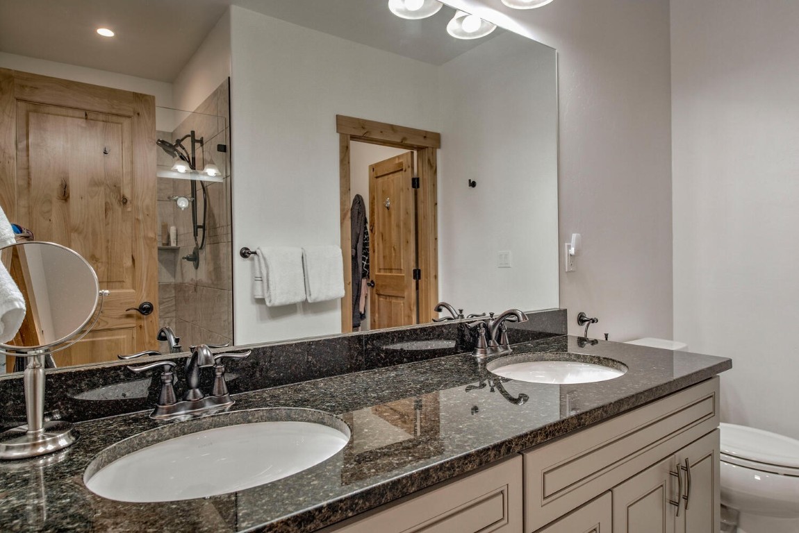 28 Damselfly Loop Silverthorne, CO 80498 - Photo 19 of 45 a bathroom with double vanity sinks a mirror a lamp and a mirror