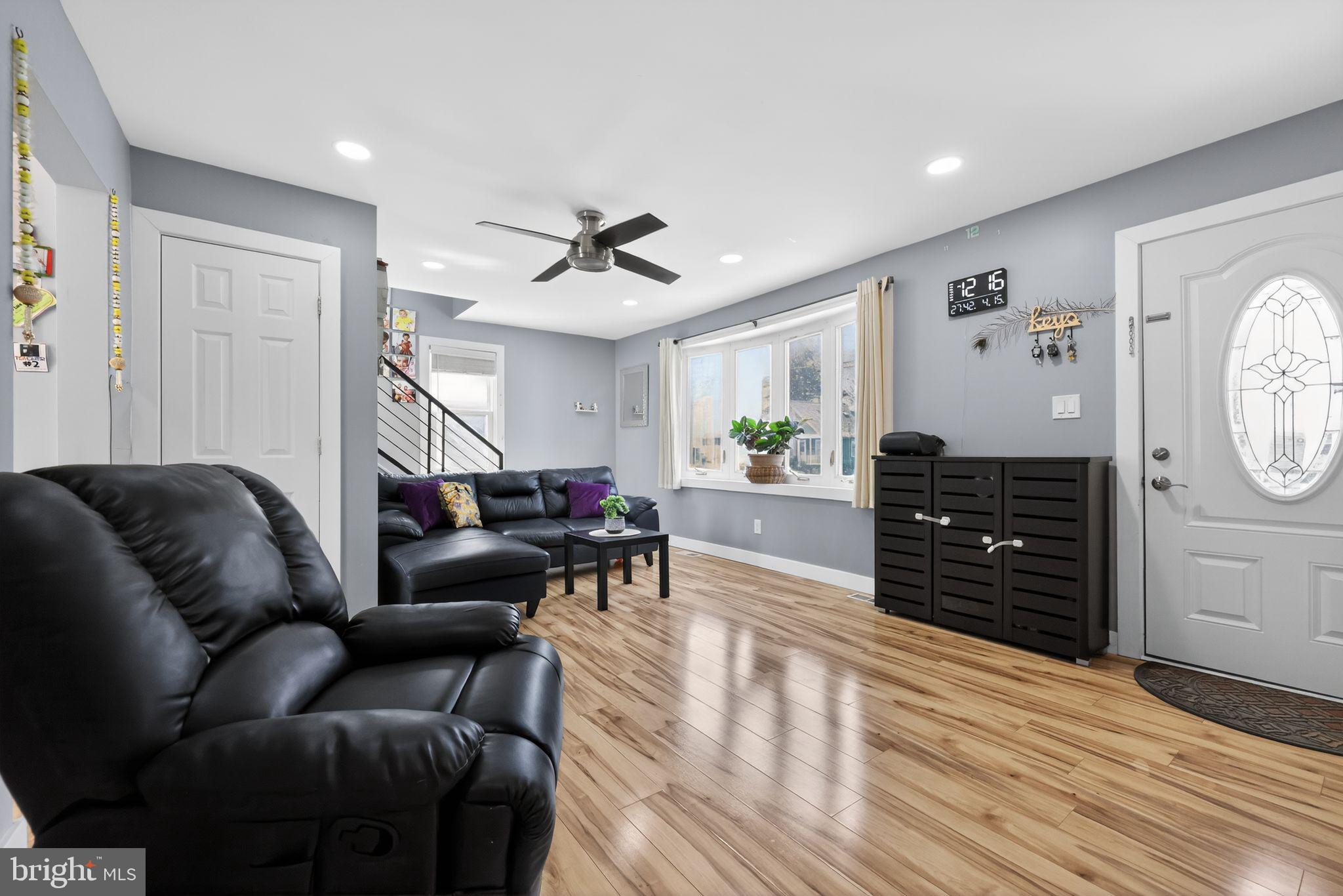 24 Alden Avenue Delran, NJ 08075 - Photo 3 of 32 livingroom